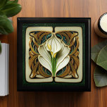 Art Deco White och Gult Calla Lily Art nouveau Minnesask<br><div class="desc">Bevara dina värdefulla minnen och värdeföremål i stil med vår Elegant Art nouveau Calla Lily Keepsakbox. Den är gjord av högkvalitativt lackerat trä och finns tillgänglig i guldek, ebony black, emerald grönt och rödmahogany avslutar, så att den kompletterar alla décor. Rutan är försedd med symmetrisk vit och gult calla lily-grafik...</div>