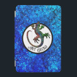 Art Gecko iPad Mini Skydd<br><div class="desc">Art Gecko Telefonväskan är dekorerad med en vacker mousserande multifärgad gecko silhouette i en cirkel. Bakgrunden är ett glitter blå mönster som påminner vatten. Den roliga texten "Art Gecko" är en hänvisning till "Art Deco",  du kan anpassa den som du vill.</div>