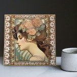Art nouveau Female Porträtt Mucha Edelweiss Flower Kakelplatta<br><div class="desc">Öka din insida-dekoration med den tidslättsliga skönheten i Art nouveau-eran, inkapslad i vår exklusiv keramiska bricka. Detta unika biet har ett porträtt i en Edwardian-modell som inspirerats av Alphonse Muchas fängslande litografier från 1902. Muchas illustration är känd för hans ikoniska bidrag till rörelsen i Art nouveau, och den utstrålar eekal...</div>