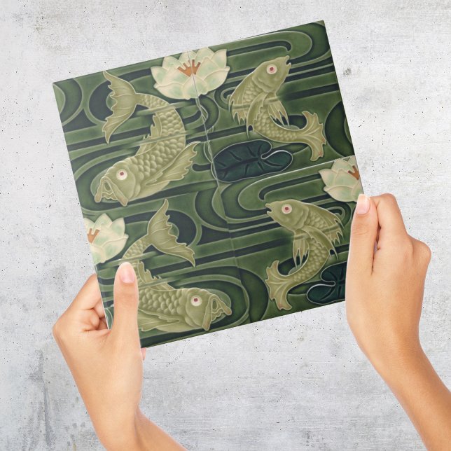 Art nouveau Jugendstill Pond Fish Grönt Kakelplatta (green Art Deco vintage tile with japanese style koi fish in pond with waterlily)