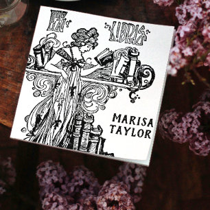 Art nouveau-kvinna som läser på bokhyllor självfärgande stämpel