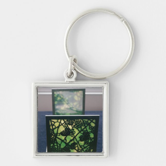 Art nouveaubokstöd, Tiffany studior, c.1894 Fyrkantig Silverfärgad Nyckelring (Framsidan)