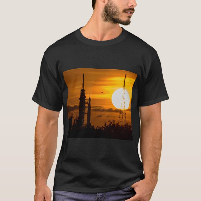 Artemis Måne Rocket at Dawn T Shirt (Framsida)