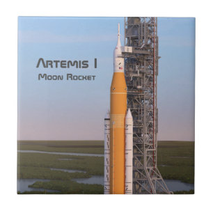 Artemis One Måne Rocket på Pad Kakelplatta