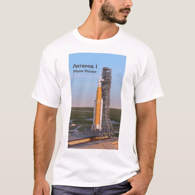Artemis One Måne Rocket på Pad T Shirt (Framsida)