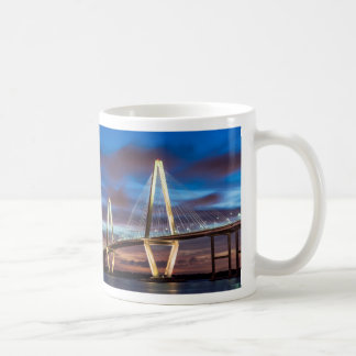 Arthur Ravenal Bridge på natten Kaffemugg
