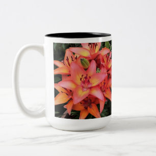 Artistic Coral Färgad Garden Lilies Två-Tonad Mugg