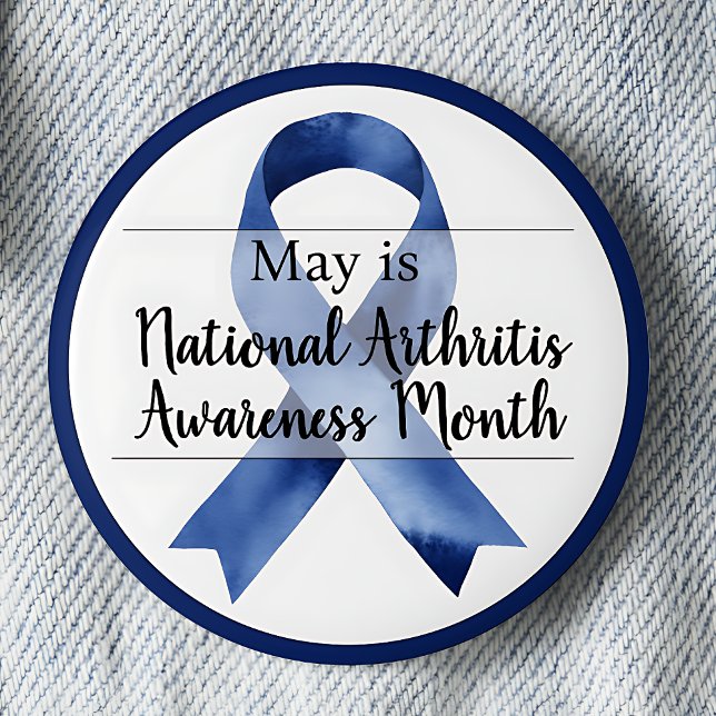 Artritmedvetandemånaden i maj knapp (Blue awareness ribbon. May is National Arthritis Awareness Month pinback button.)
