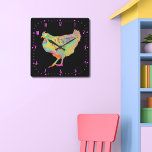 Artsy Colorful Dancing Chicken Funny Farm Hen Art Fyrkantig Klocka<br><div class="desc">Den här roliga, färglösa, mystiska danskycklingen med ett lustigt uttryck är ett idealiskt sätt att säga hej till dam eller gentleman i ditt liv. Denna myraktiska psykedeliska indie stil-målning av en bondhöna med flerfärgad ludd med detaljinformation kommer att göra det ljusare varje dag. Roligten med den här utformningen är att...</div>