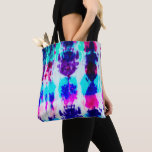 Artsy Summer Rosa Blue Colorful Tie Dye Mönster Tygkasse<br><div class="desc">Den här scenen och den moderna sommaren är mönster en perfekt för stil i säsong. Den har en coola aqua, koboltblå, klarfärgad rosa och lila slidfärgad mönster ovanpå en vit bakgrund. Det är hipster, bohemer, och unikt, ge dig så modernt och trendig ser ut. ***VIKTIG DESIGN-ANMÄRKNING: Om du vill ha...</div>