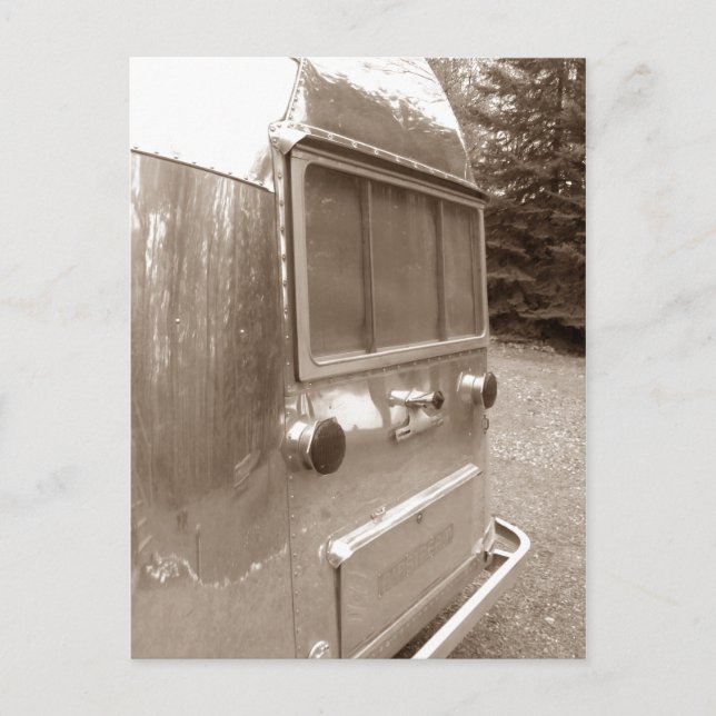 Artsy Visual Retro Travel Trailer Back End Lämnar Helg Vykort (Framsida)