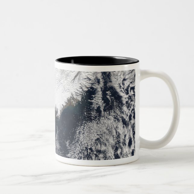 Ash plume från Eyjafjallajokull Volcano, Island Två-Tonad Mugg (Höger)