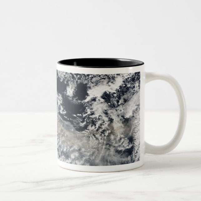 Ash plume från Eyjafjallajokull Volcano Två-Tonad Mugg (Höger)