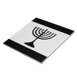 Ashkenazi Yiddiska Flagga Kakelplatta<br><div class="desc">6" x 6" fyrkantig keramisk ruta med en bild av det som kallas "Yiddistisk flagga". Det är mest igenkännligt på grund av dess uppenbara och otacksamma likgiltighet för Israels blå och vita flagga, som i sin tur är modellerad på den judiska böneshajen. Den "jiddistiska flagga" ser verkligen ut som en...</div>