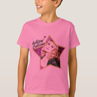 Ashley Collins lurar den rosa T shirt.en för Tee
