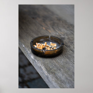 Ashtray fylld med cigarettknapp och aska poster