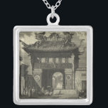 Asian Imperial Temple i Black & White Silverpläterat Halsband<br><div class="desc">Besökare samlas framför det asiatiska imperialisttemplet,  redo att komma in. Den häpnadsväckande utskriften görs i svartvitt,  ge hela biet och ett gammalt utseende som påminner om den tid det tar. Lägg den här på väggen idag och njut!</div>