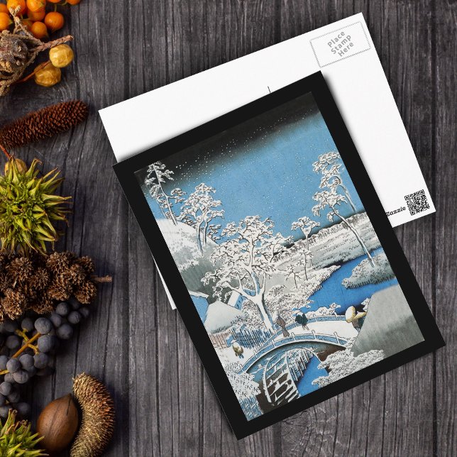 Asiatisk bron och Snö liggande vykort (Winter Asian scene people on bridge snow in blue white with black border postcard.)