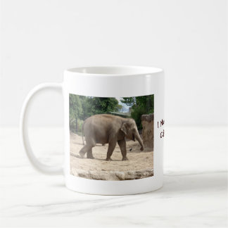 Asiatisk elefant som går på Sandmuggen eller Kaffemugg
