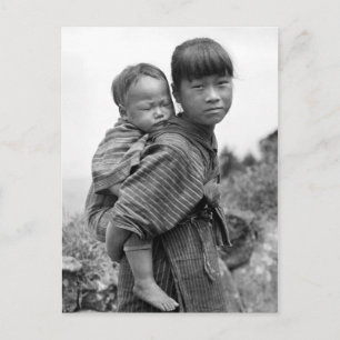 Asiatisk flicka med barn på ryggen (1908) vykort