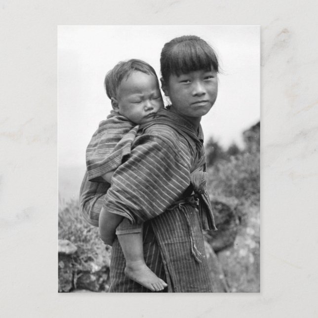Asiatisk flicka med barn på ryggen (1908) vykort (Framsida)