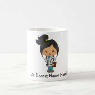 Asiatisk gullig kvinnlig doktormugg för personlig kaffemugg