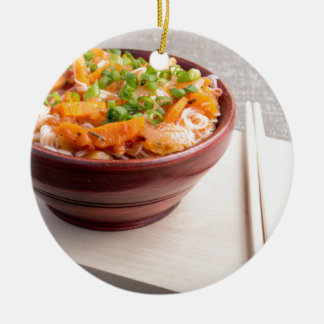 Asiatisk mat för Closeup av risnudlar och Julgransprydnad Keramik