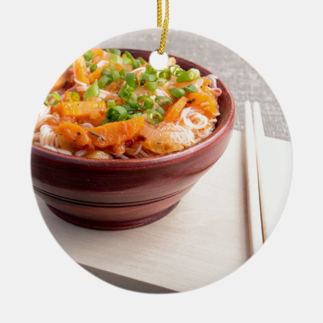Asiatisk mat för Closeup av risnudlar och Julgransprydnad Keramik (Framsidan)