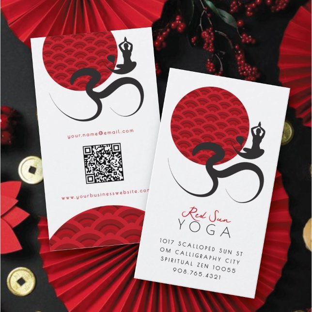Asiatisk röd Sol Yoga och modern zen Calligraphy O Visitkort (Scalloped Red Sun Yoga Spiritual Indian Meditation Om Aum Modern Calligraphy Symbol @ fatfatin)