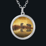 Asiatiska elefanter i Thailand under en glödande s Silverpläterat Halsband<br><div class="desc">Snygg bild av en grupp asiatiska elefanter som tagits i Thailand under uppställningen sol. Ljuset i det här fotot skapar en vintage-reflektorstämning.</div>