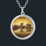Asiatiska elefanter i Thailand under en glödande s Silverpläterat Halsband<br><div class="desc">Snygg bild av en grupp asiatiska elefanter som tagits i Thailand under uppställningen sol. Ljuset i det här fotot skapar en vintage-reflektorstämning.</div>