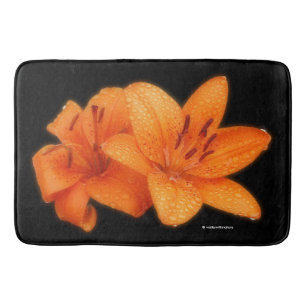 Asiatiska tigerlilier i Rain-Kissed Orange Badrumsmatta
