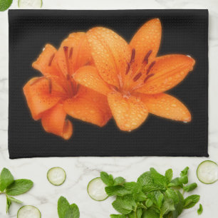 Asiatiska tigerlilier i Rain-Kissed Orange Kökshandduk