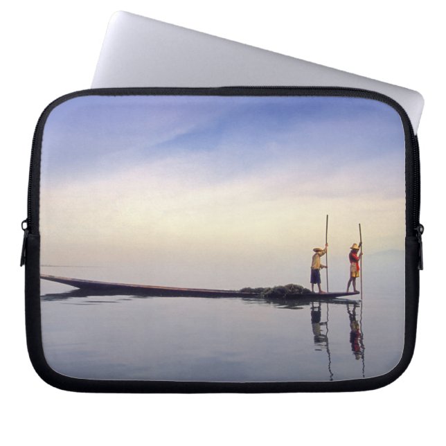 Asien, Burma, (Myanmar) Fiskebåt reflekteras på Laptop Fodral (Framsidan)