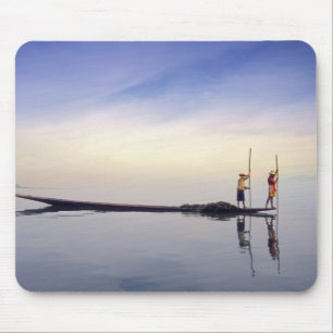 Asien, Burma, (Myanmar) Fiskebåt reflekteras på Musmatta