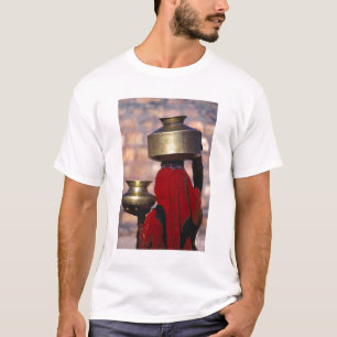 Asien, Indien, Rajasthan. En lokal kvinna i en röd T-shirt