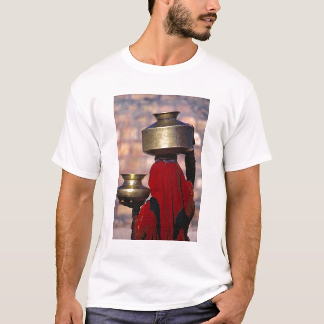 Asien, Indien, Rajasthan. En lokal kvinna i rött T-shirt (Framsida)