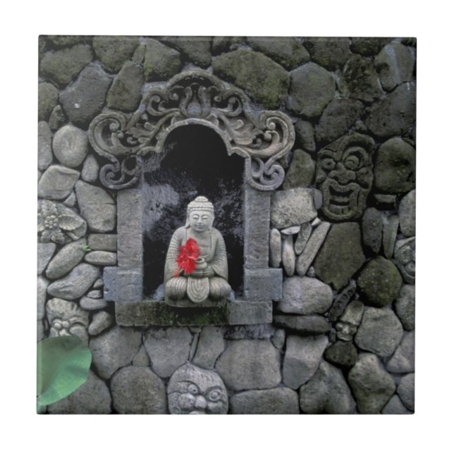 Asien, Indonesien, Bali. En Buddha-helgedom Kakelplatta (Framsidan)