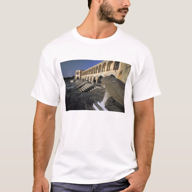 Asien, Iran, Isfahan. Pol-e Khaju Bridge. T Shirt (Framsida)