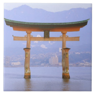 Asien, Japan, Hiroshima. Mivaiima. Torii-grind Kakelplatta