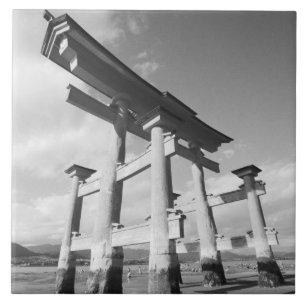 Asien, Japan, Miyajima. Torri-grinden. Kakelplatta