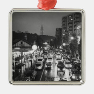 Asien, Japan, Tokyo. Kväll, Harajuku Station, Julgransprydnad Metall