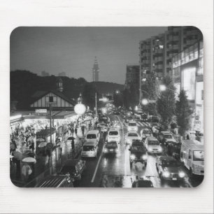 Asien, Japan, Tokyo. Kväll, Harajuku Station, Musmatta