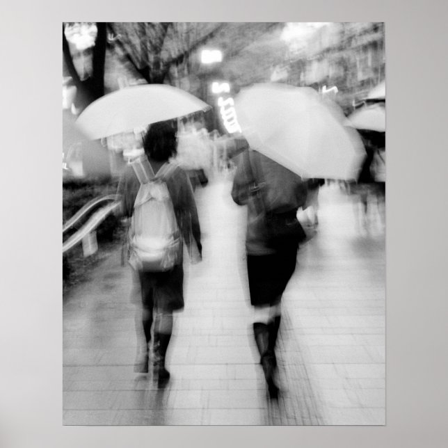 Asien, Japan, Tokyo. Unga kvinnor och paraplyer. Poster (Framsidan)