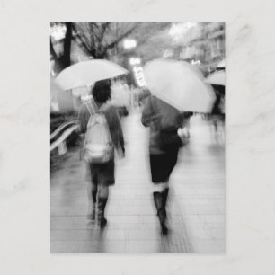 Asien, Japan, Tokyo. Unga kvinnor och paraplyer. Vykort