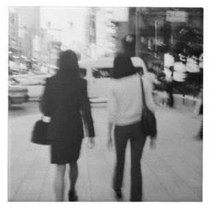 Asien, Japan, Tokyo. Unga kvinnor på Ginza. Kakelplatta