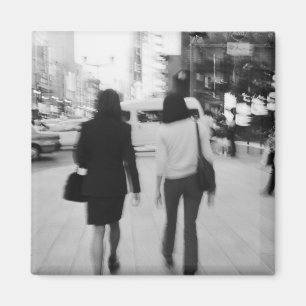 Asien, Japan, Tokyo. Unga kvinnor på Ginza. Magnet