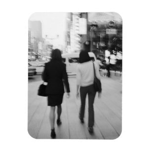 Asien, Japan, Tokyo. Unga kvinnor på Ginza. Magnet