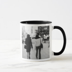 Asien, Japan, Tokyo. Unga kvinnor på Ginza. Mugg