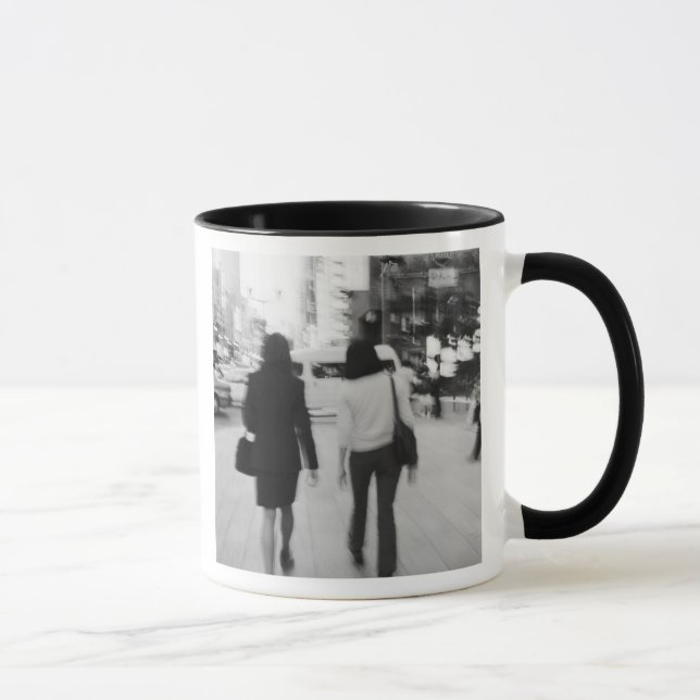 Asien, Japan, Tokyo. Unga kvinnor på Ginza. Mugg (Höger)